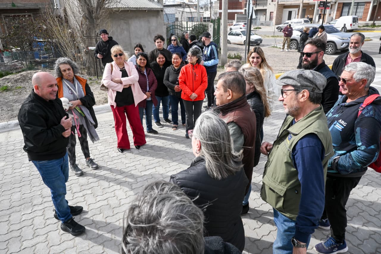 Sastre inauguró el adoquinado sobre la calle La Pampa: “Seguimos llegando con obras a todos los barrios”