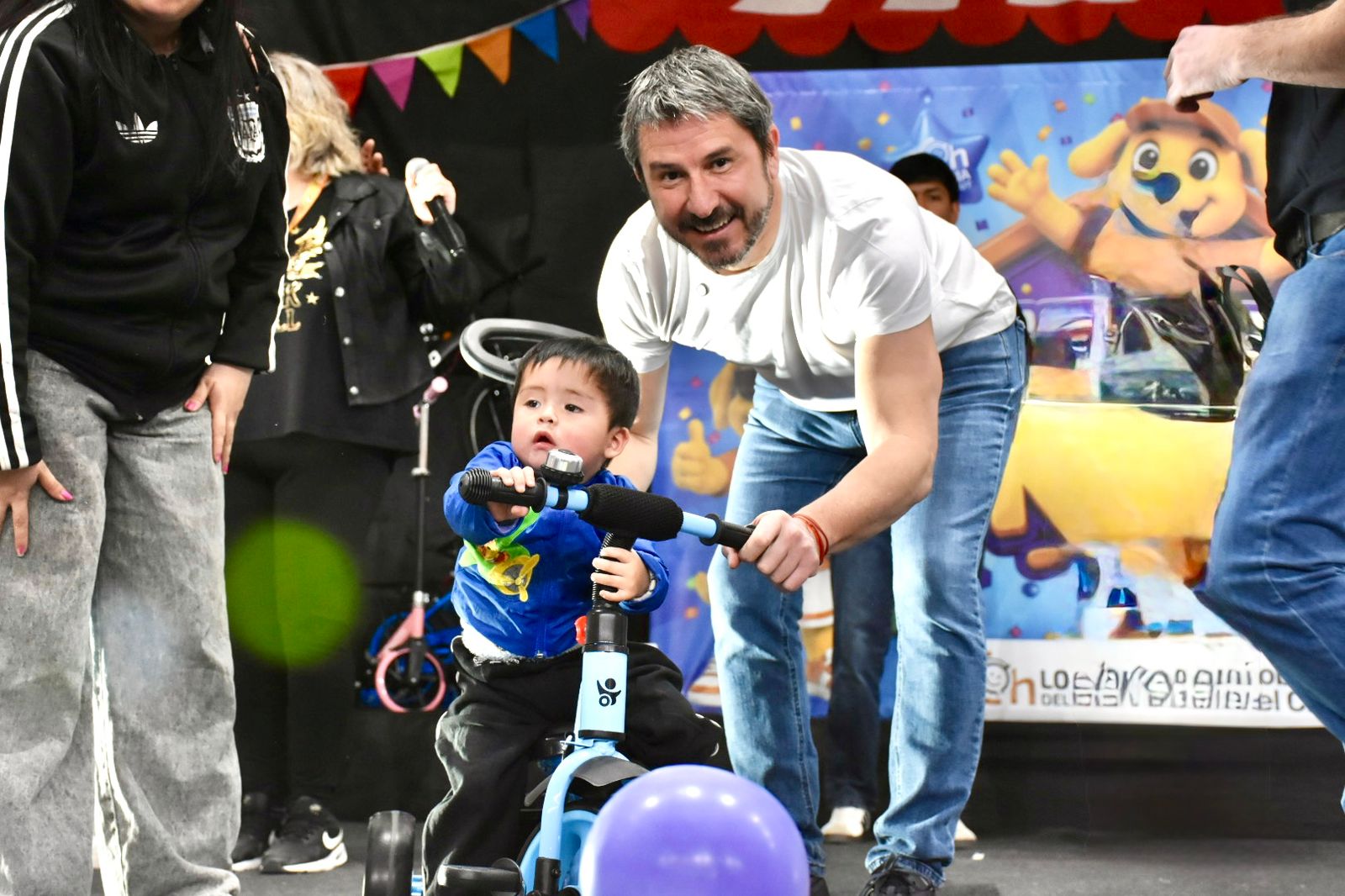 Tras el triunfo en la interna partidaria, Merino participó del multitudinario festejo por el Día de las Infancias en Trelew