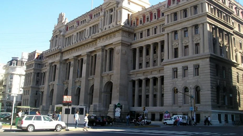 La Corte revocó el fallo que declaraba inconstitucional la derogación de la Ley de Tierras