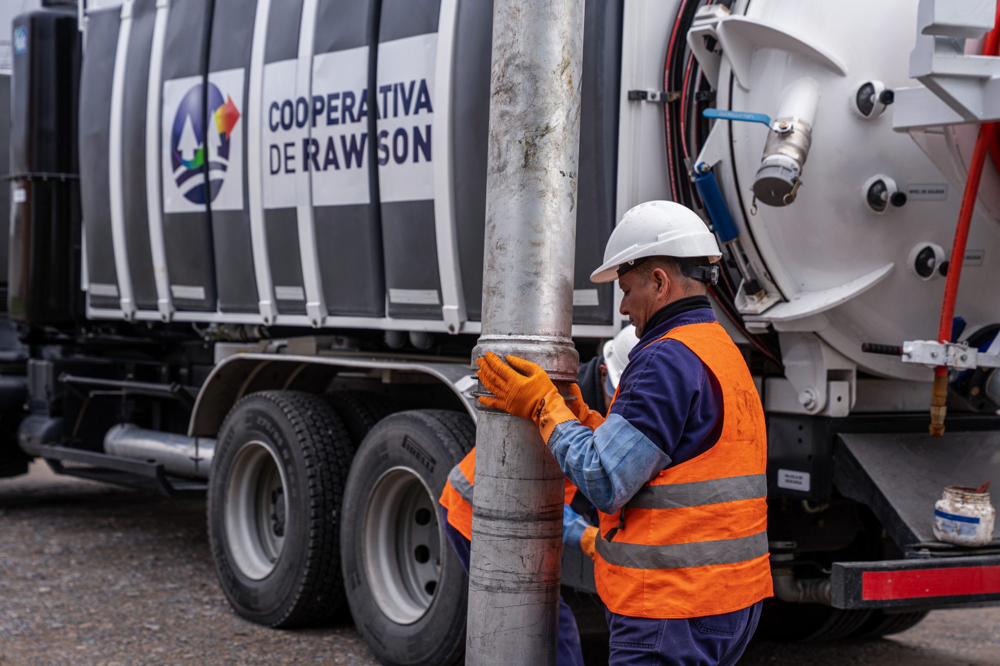 Rawson: avanzan los trabajos de limpieza y mantenimiento de la red cloacal