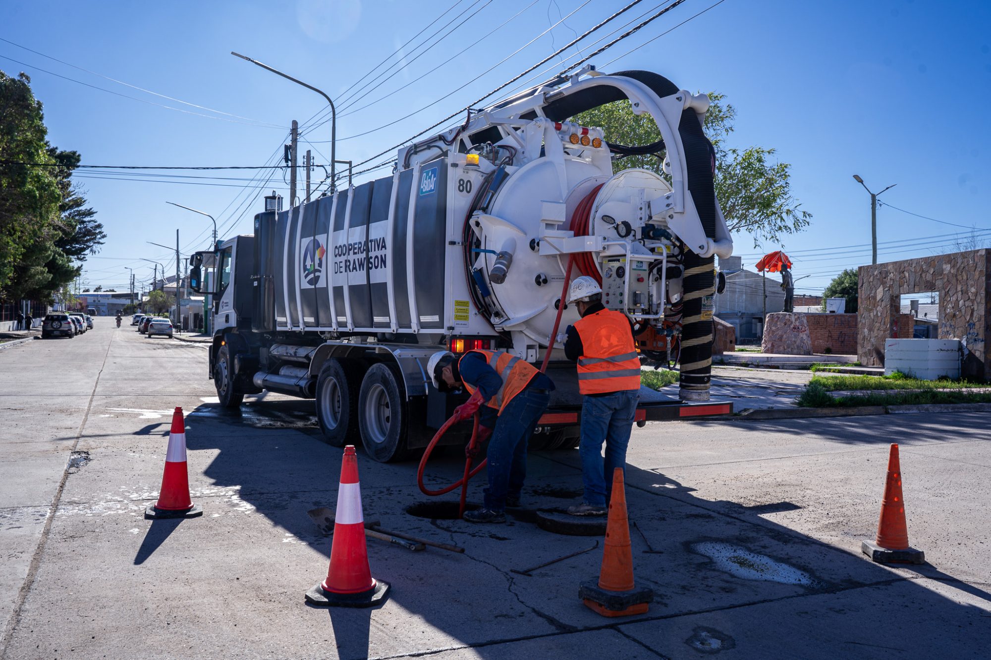 Rawson: el nuevo camión desobstructor ya trabaja en el mantenimiento de las redes cloacales