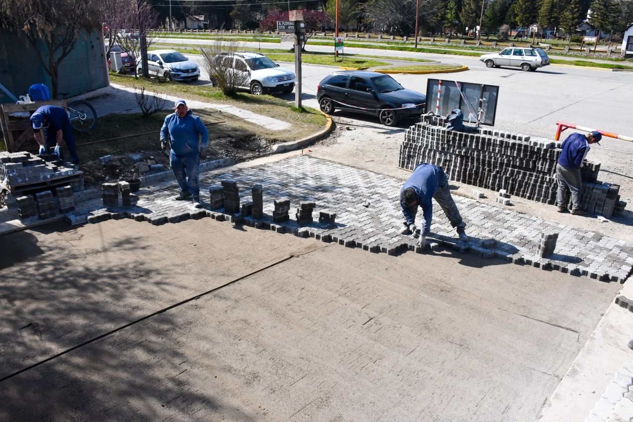 El municipio de Esquel comenzó la obra de adoquinado en la calle Fleming y ya suma más de 30 mil metros cuadrados en los últimos dos años