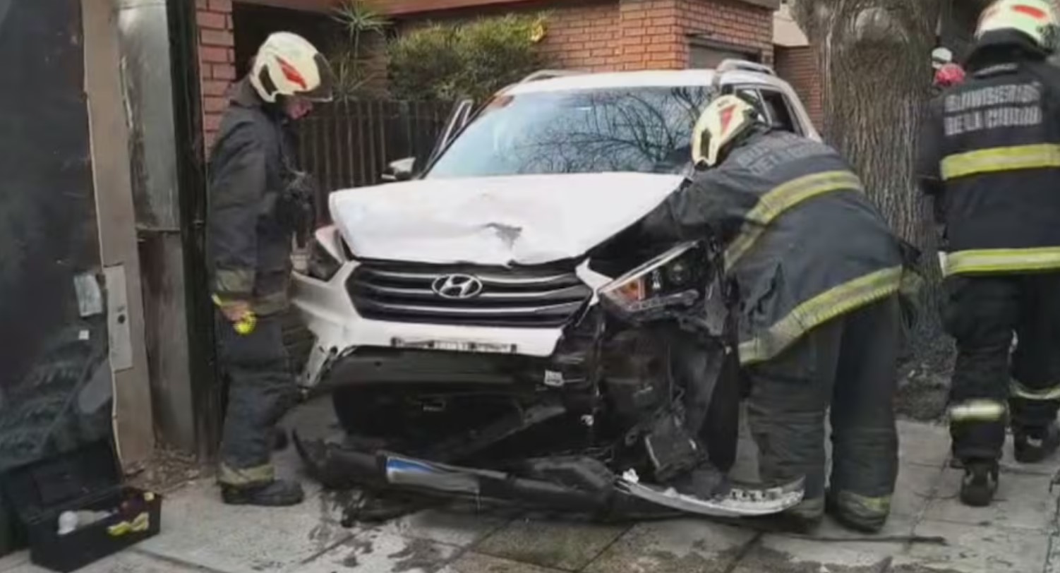Un conductor chocó contra tres autos estacionados y terminó arriba de la vereda en Palermo