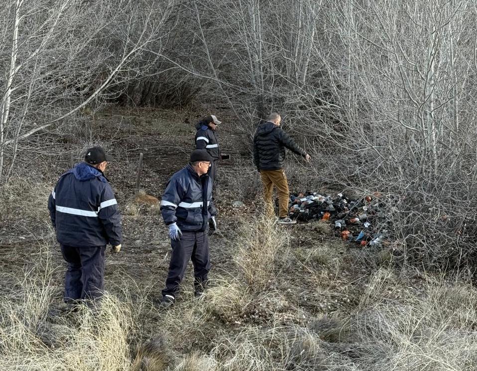 Provincia retiró filtros de aceite arrojados ilegalmente a la vera de la Ruta 12 y buscan determinar su procedencia