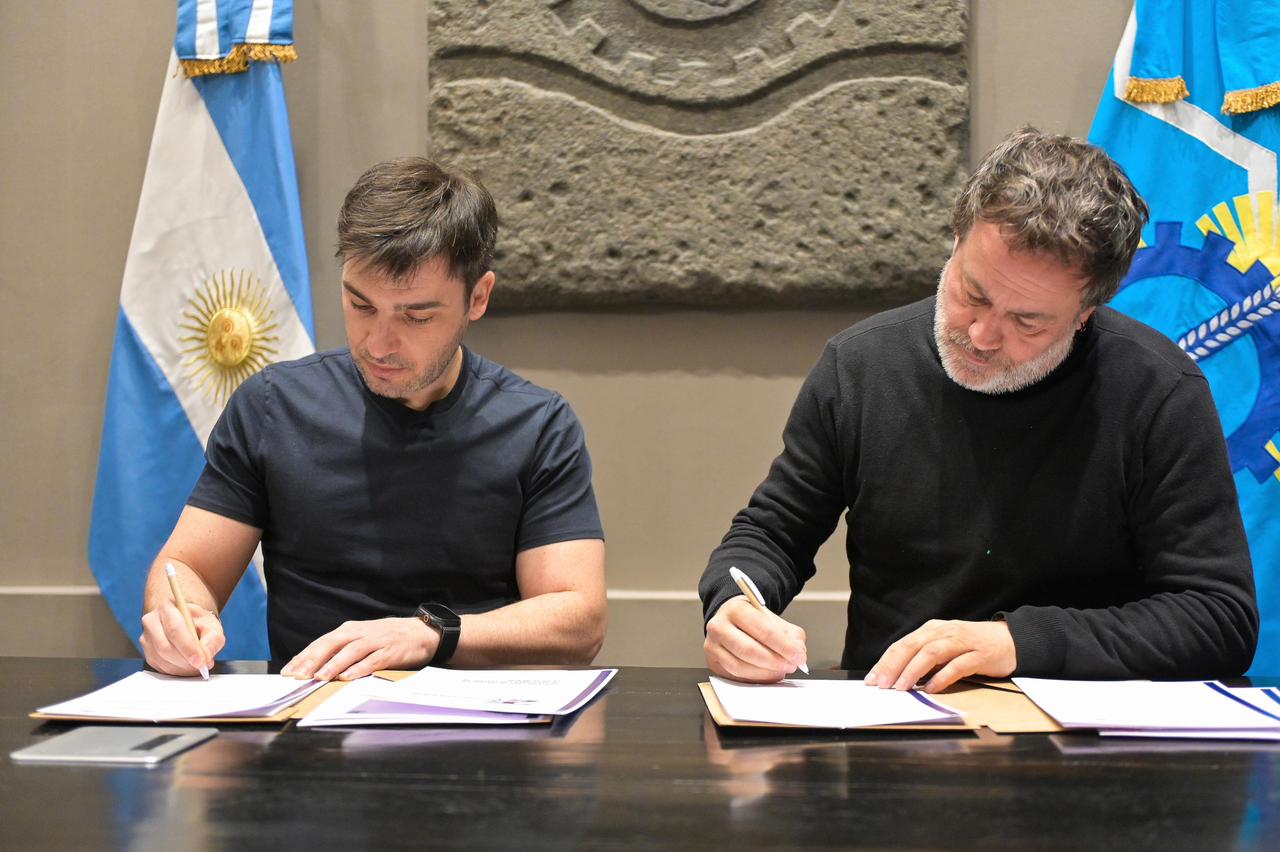 Torres y Gastón Pauls firmaron un convenio para reforzar la prevención de adicciones en Chubut
