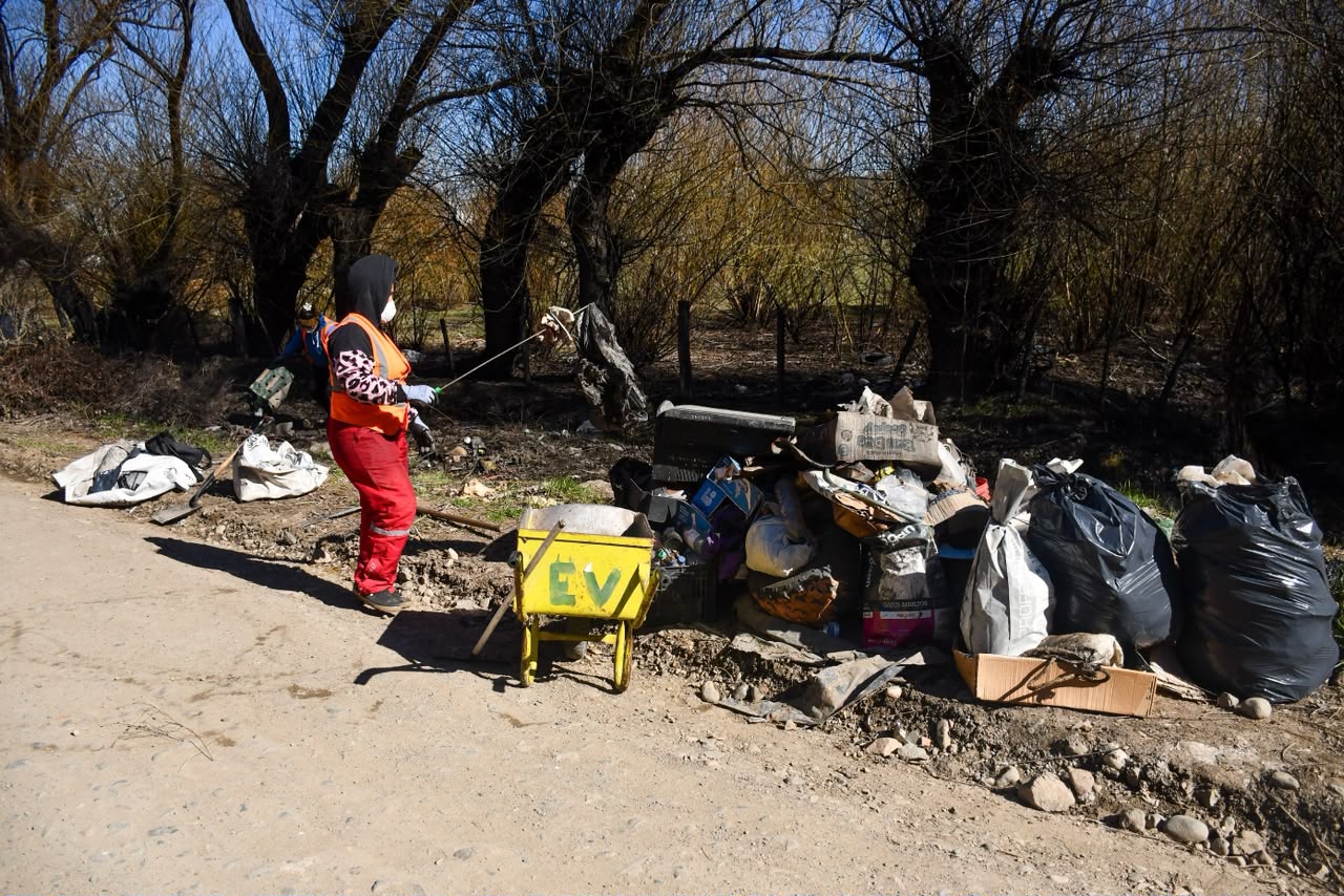 Esquel: limpian tres microbasurales y advierten que vuelven a formarse pocos días después