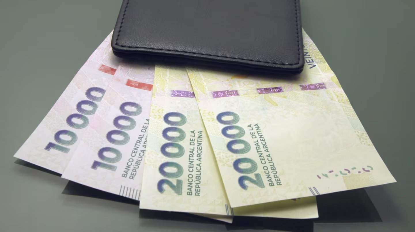 El Gobierno fijó el nuevo Salario Mínimo, Vital y Móvil: En septiembre será de $ 383.800 y abril de 2027 llegará a $ 437.000