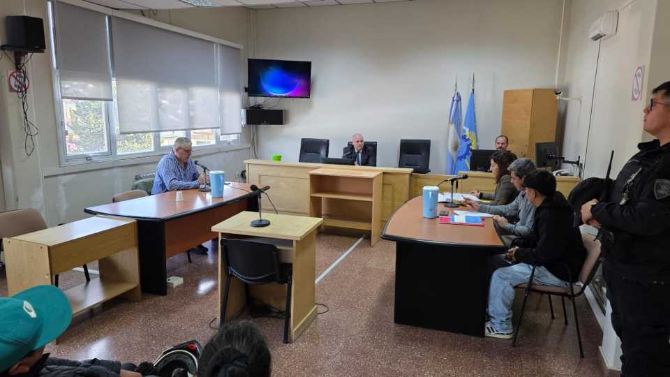 Causa por una agresión con arma blanca: uno de los imputados dejó la comisaría y cumplirá prisión domiciliaria hasta febrero