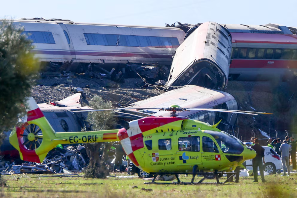 Tragedia en España: Dos trenes de alta velocidad chocaron y hay al menos 30 muertos