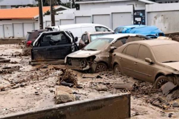 Impactante aluvión en Santiago de Chile y sus alrededores