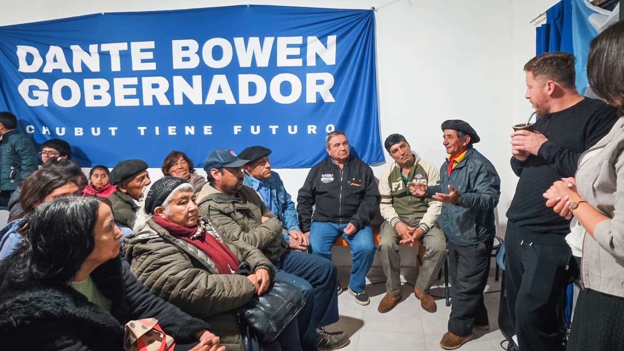 “Bowen gobernador”: La bandera que exhibieron en la inauguración que encabezó el intendente de Dolavon en un local partidario de Gualjaina