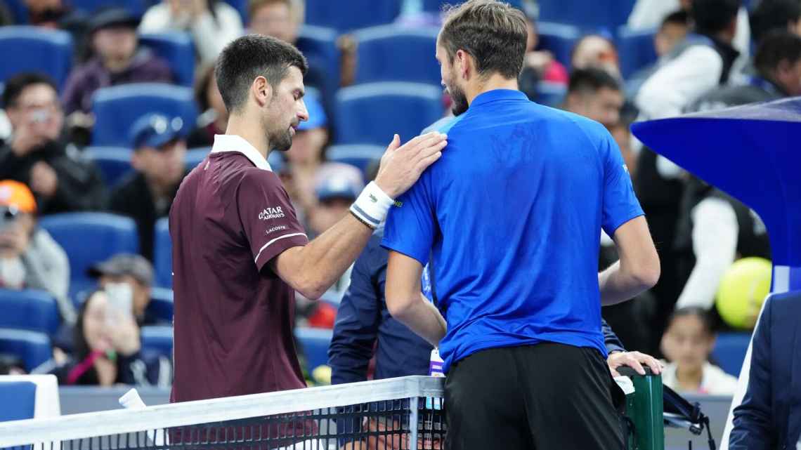 Djokovic avanzó a la final de Beijing tras la descalificación de Medvedev