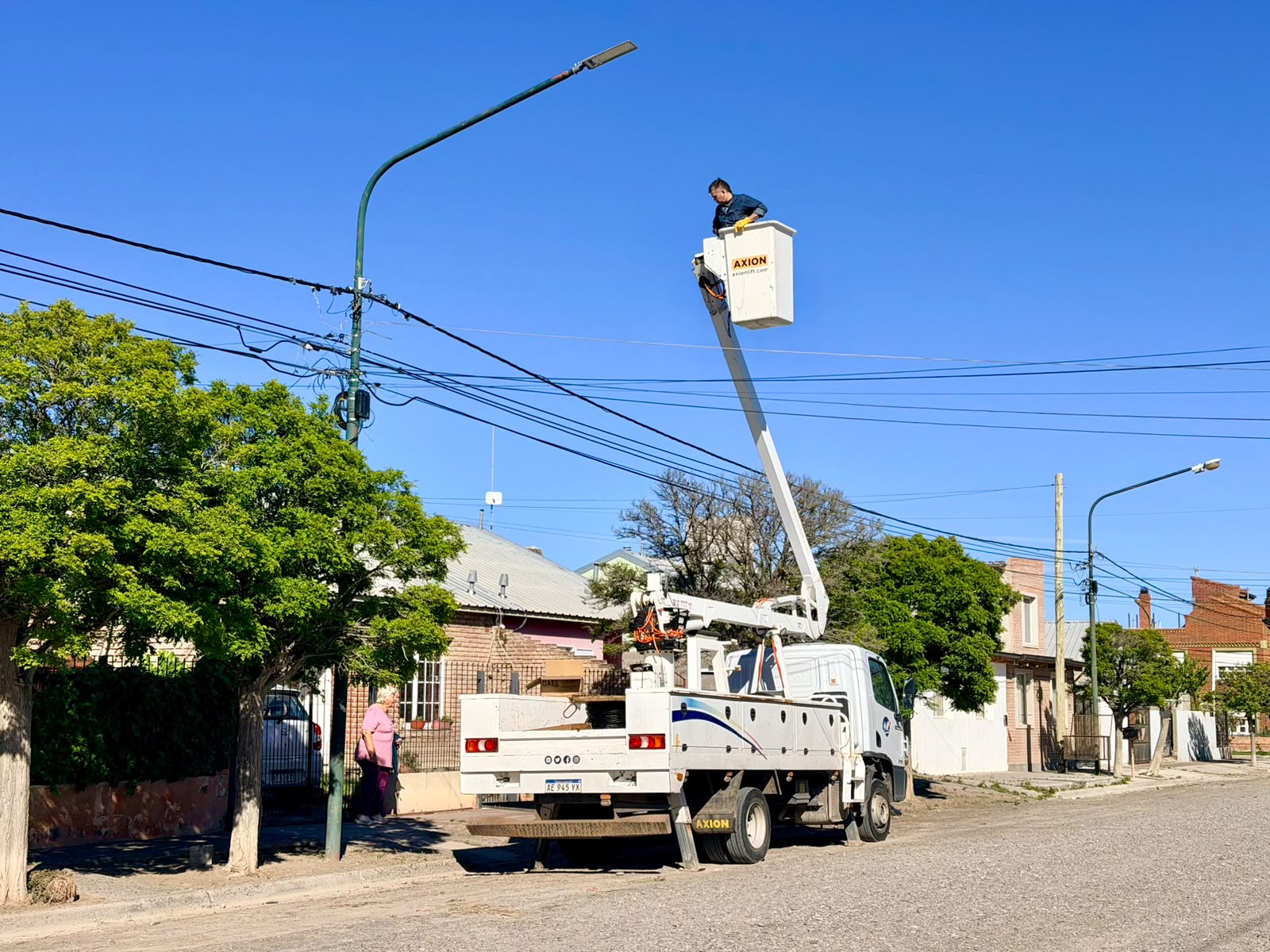 Rawson renueva más de 300 luminarias LED en el barrio 3 de Abril para mejorar la iluminación y la seguridad