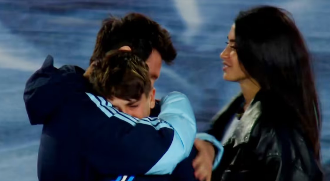 Thiago Messi lloró en los brazos de su papá en la despedida de la Selección argentina