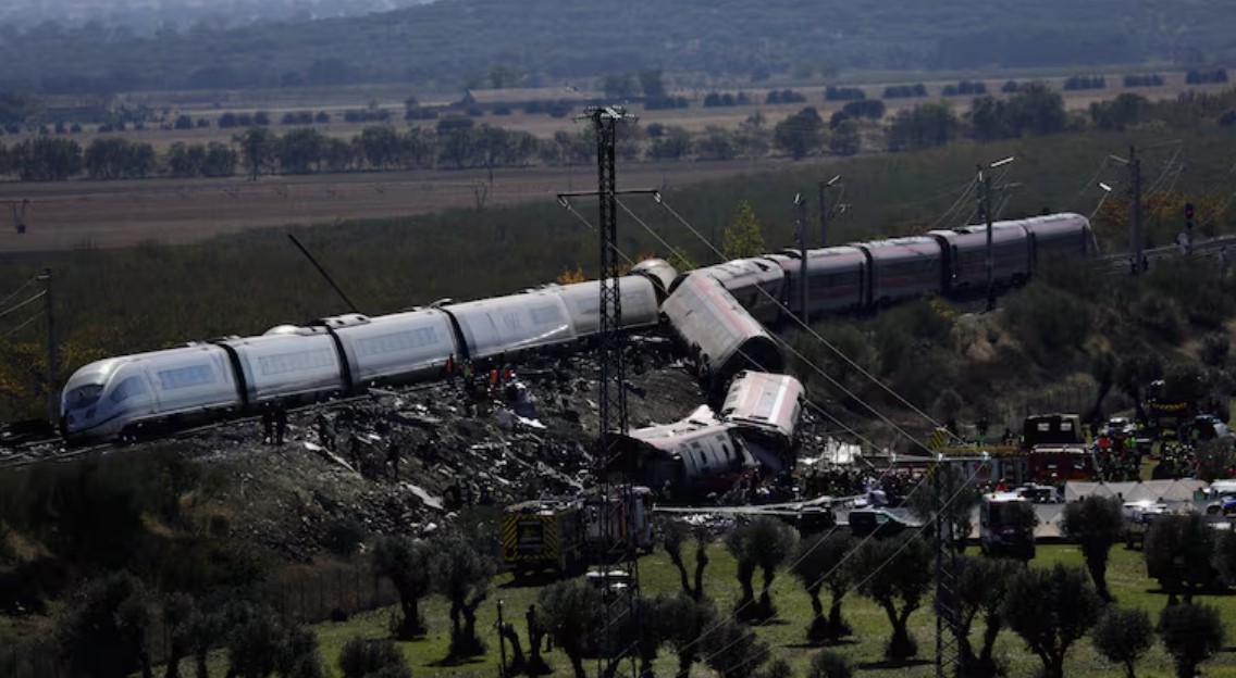 Recuperaron las cajas negras del choque de trenes en España y estiman que uno circulaba a más de 160 kilómetros por hora